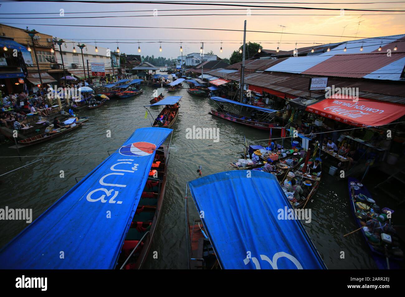 Bangkok/Thailand, 29. Dezember 2019 - Thailänder verkaufen Lebensmittel an Touristen auf dem schwimmenden Markt Amphawa, die Tourismusbranche ist die wichtigste Wirtschaftsbranche i. Stockfoto
