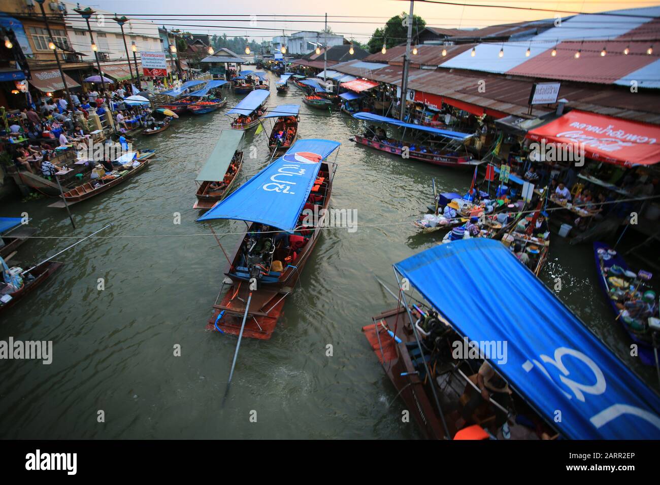 Bangkok/Thailand, 29. Dezember 2019 - Thailänder verkaufen Lebensmittel an Touristen auf dem schwimmenden Markt Amphawa, die Tourismusbranche ist die wichtigste Wirtschaftsbranche i. Stockfoto