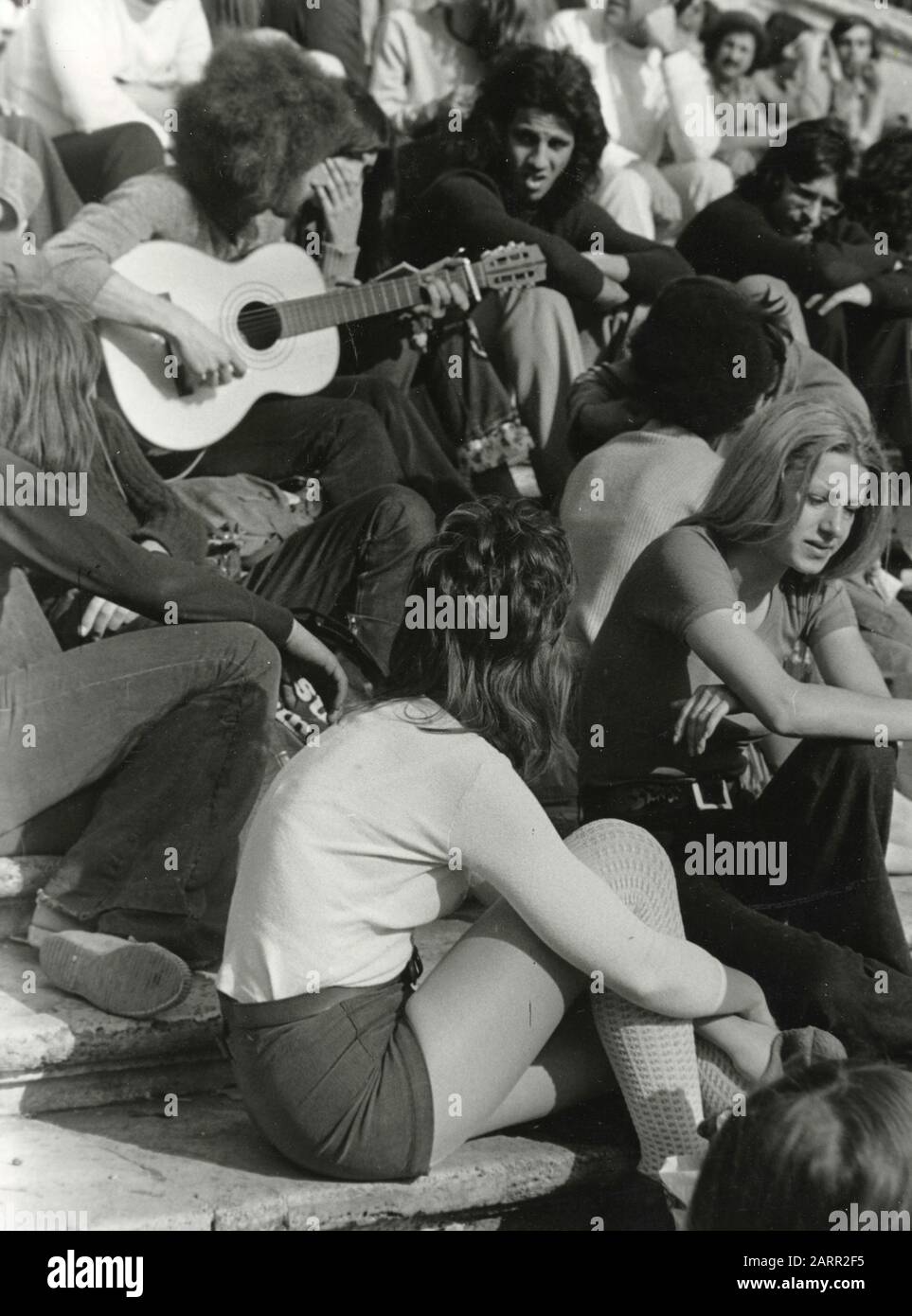 Hippies blumen Kraft mit Gitarren bei einer Versammlung, Italien 1970er Jahre Stockfoto