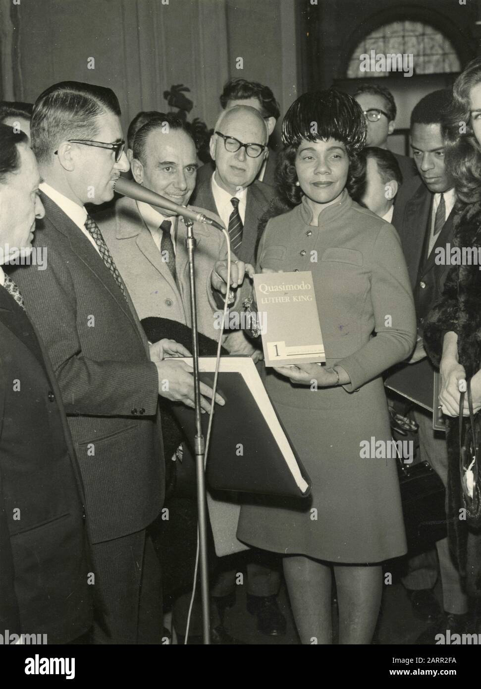 Die amerikanische Aktivistin und Autorin Coretta Scott King, Ehefrau von Martin Luther King, erhält ein Geschenk von Major Aldo Asiani, Mailand, Italien 1969 Stockfoto