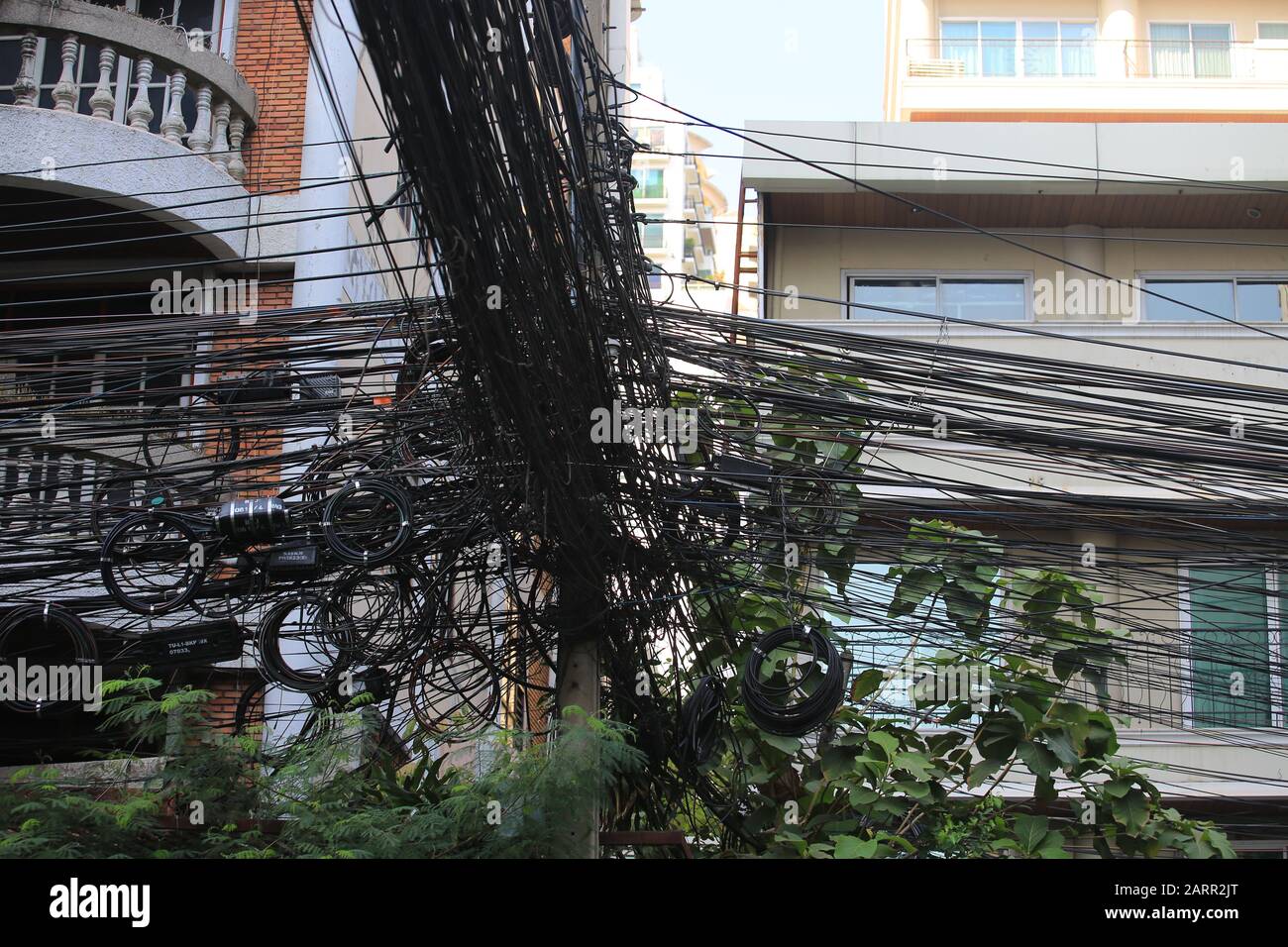 Drähte und elektrische Kabel in der Stadtecke. Stockfoto