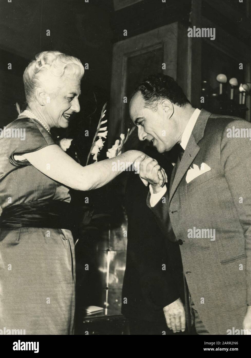Die italienische Politikerin Susanna Agnelli wurde von einem nicht identifizierten Mann, Italien 1950er Jahre, an ihre Hand geküsst Stockfoto