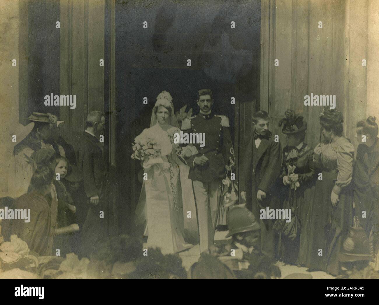 Bräutigam und Brautpaar, die gerade aus der Kirche aussteigen, heirateten, Italien 1901 Stockfoto