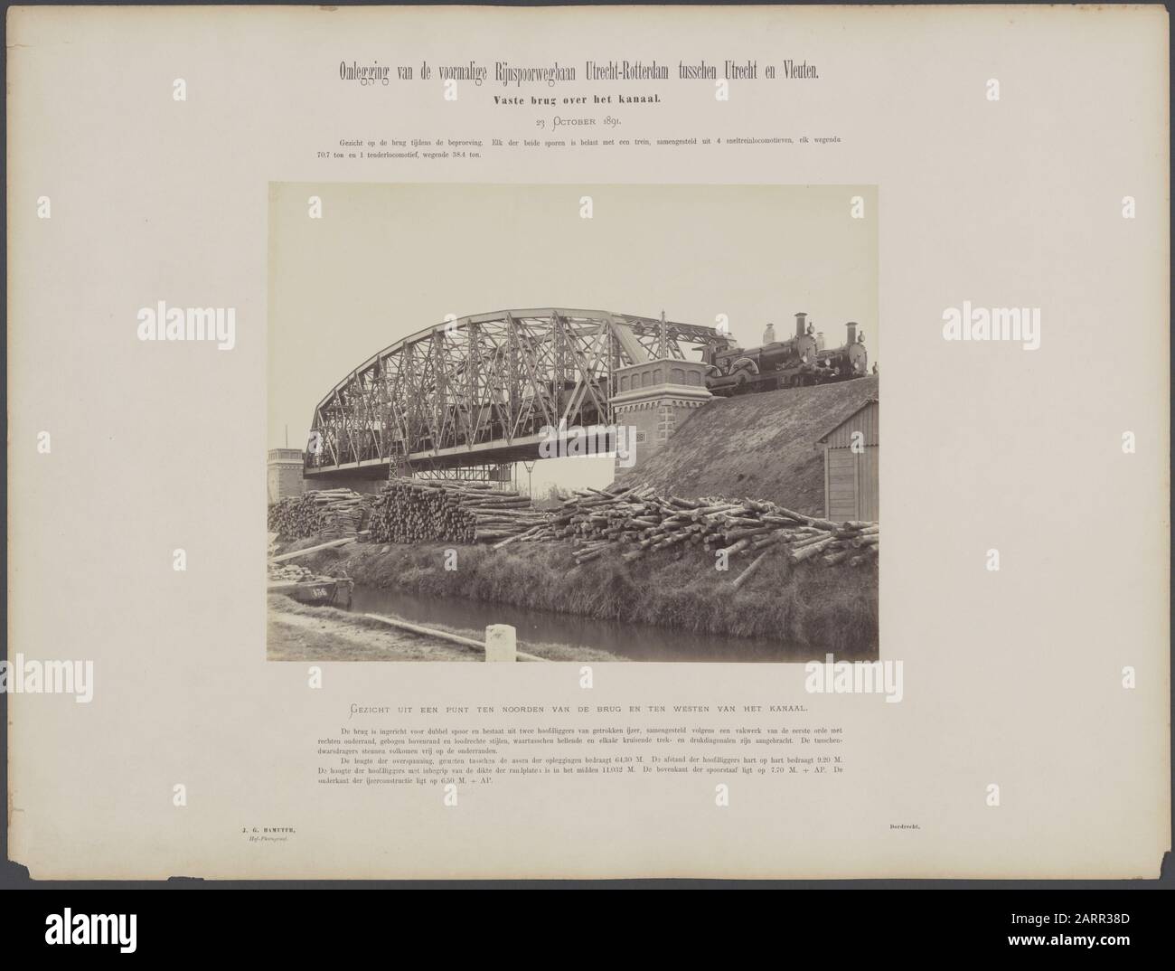 Neuanordnung der ehemaligen Rijnspoorwegbaan Utrecht-Rotterdam zwischen Utrechter und Vleuten Feste Brücke über den Kanal. Blick auf die Brücke während der Transaktion. Blick auf einen Punkt nördlich der Brücke und westlich des Kanals Anmerkung: Jedes der beiden Gleise ist mit einem Zug beladen, der sich aus 4 Geschwindigkeitsloks zusammensetzt, die jeweils 70,7 Tonnen wiegen und 1 Tenderlok mit 38,4 Tonnen Gewicht. Die Brücke ist für Doppelspur ausgelegt und besteht aus zwei Hauptträgern aus gezogenem Eisen, die nach einem Trauf erster Ordnung mit gerader Unterkante, gebogener Oberkante und senkrechten Pfosten montiert sind, zwischen denen Inc Stockfoto