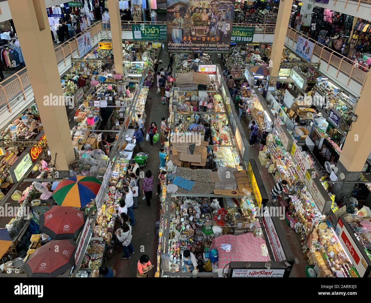 Chiang Mai/Thailand, 25. Dezember 2019 - der Marktstand für Touristen auf dem Warorot-Markt. Der Tourismus ist der Hauptfaktor des Wirtschaftswachstums in Thailand Stockfoto
