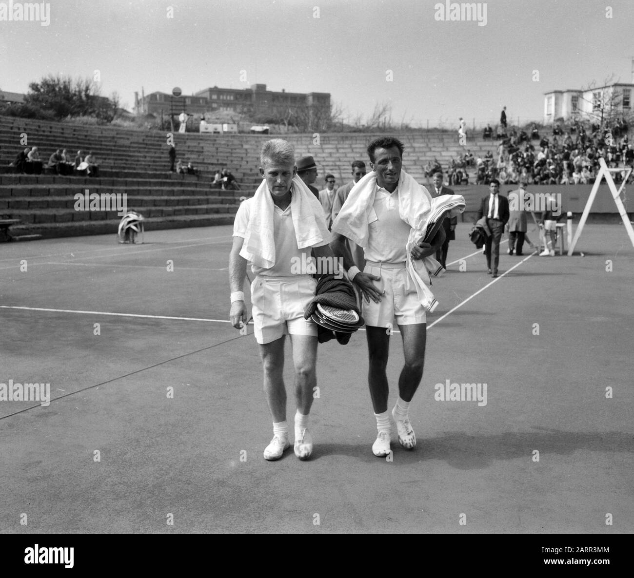 ' die Tennisprofis Lew Hoad (links) und Robert Haillet (rechts) bei der Professional Championship 1961 in Noordwijk, Niederlande.Nederlands: Originaltext: Beschrijving Tennis Noordwijk. Profi-Meisterschaft. Hoad (Australië) en Haillet (Frankrijk, rechts); ' Stockfoto