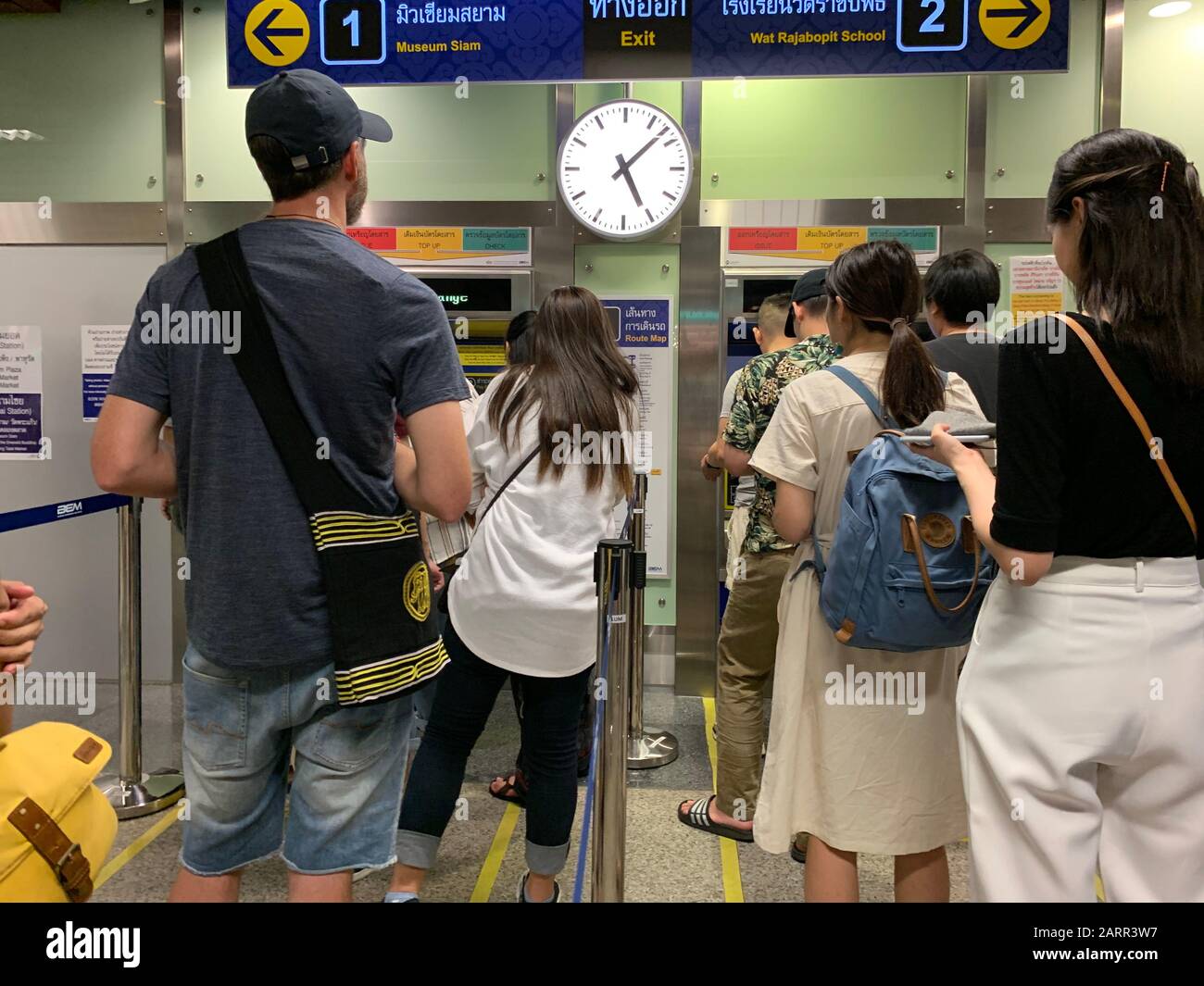 Bangkok/Thailand -30. Dezember 2019: Passagiere laufen durch die MRT Sanam Chai Station, die im juli 2019 eröffnet wurde Stockfoto