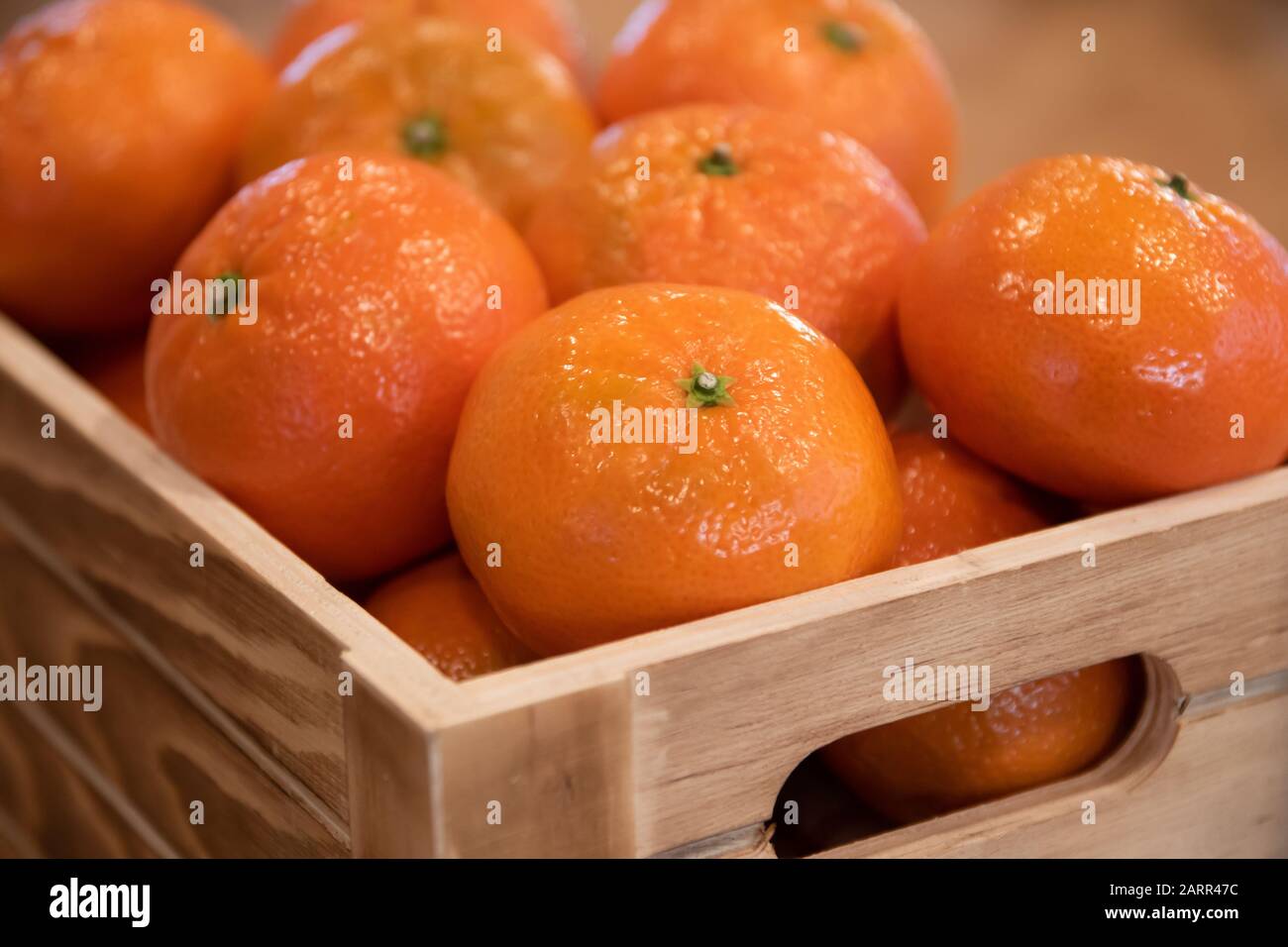 Mandarin-Orangen in einer Holzkiste. Stockfoto