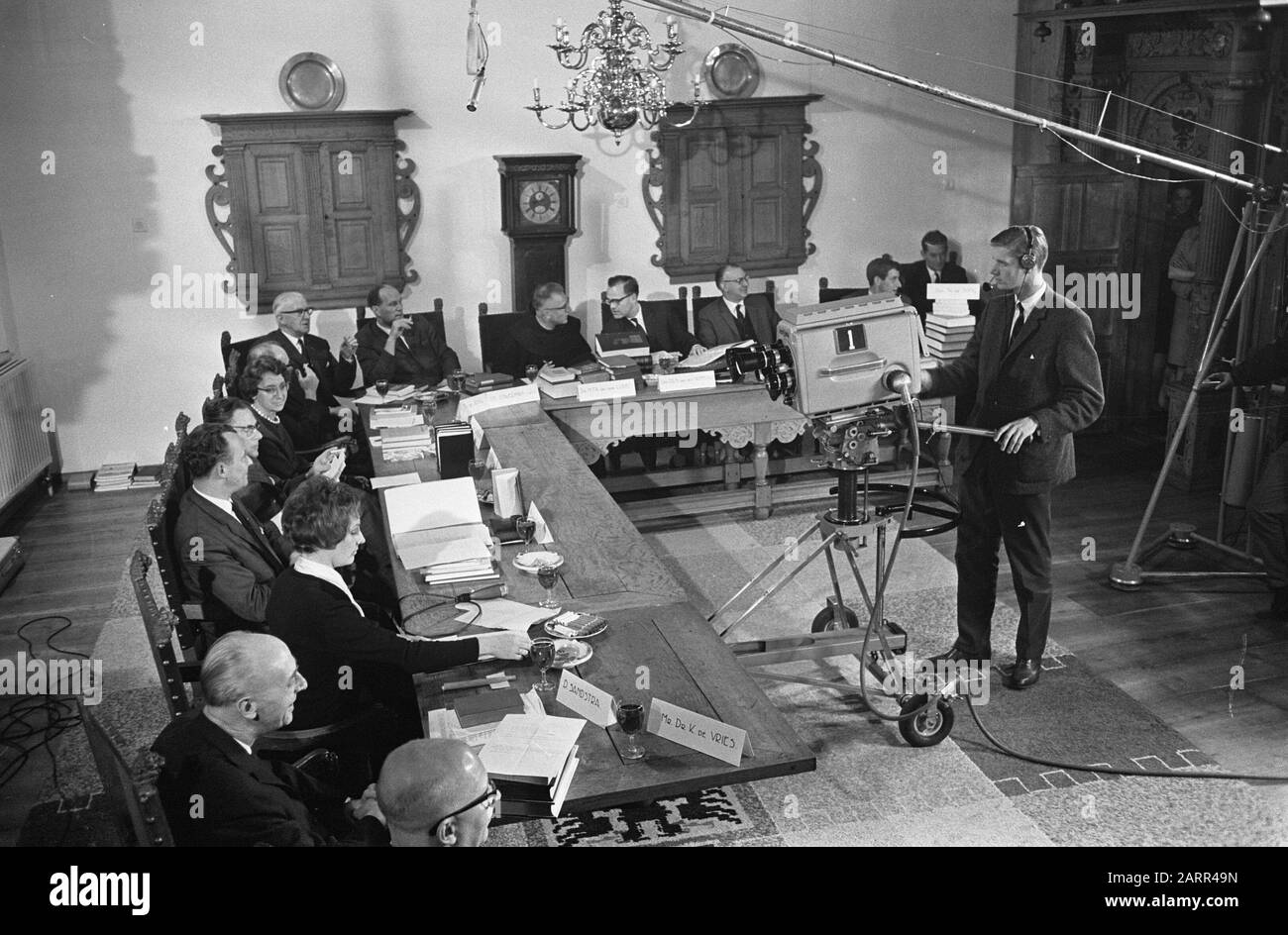 "NCRV-Quiz 'Een tegen allen' tossen Bolsward en Zierikzee in het Raadhuis van Bolsward. Vooraan de tafel Tanja Koen traf auf den Linksbrecher J.A. Geukers; NCRV-Quiz 'Een tegen allen' tussen Bolsward en Zierikzee in het Raadhuis van Bolsward. Vooraan de tafel Tanja Koen traf auf den Linksbrecher J.A. Geukers; ' Stockfoto