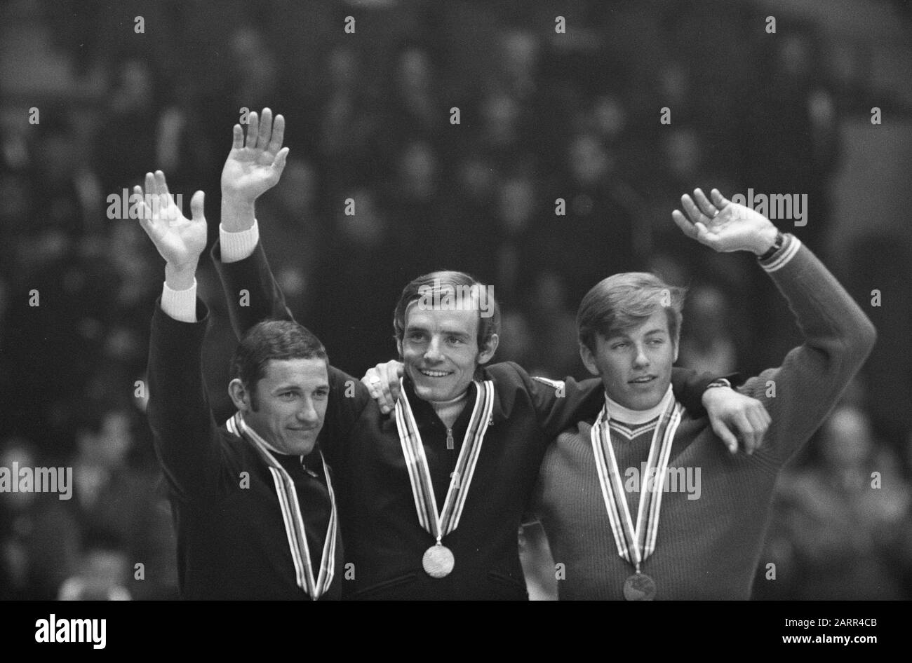 "Français: Jeux olympiques 1968 de Grenoble. Photographie de la cérémonie de remise de médailles de l'épreuve de descente en Ski alpin par Ron Kroon/Anefo. De gauche à droite : fr:Guy Périllat (Frankreich, argent), fr:Jean-Claude Killy (Frankreich, OR) et fr:Jean-Daniel Dätwyler (Suisse, Bronze).Nederlands: Collectie / Archef : Fotocollectie Anefo Reportage / Ceremonie : [ onbekend ] Beschrijelen : Olympische Datafari 1968, Grenoble Datendonie (Frankreich) Frankrijk, Grenoble Fotograaf: Kroon, Ron/Anefo Auteursrechthebende: Nationaal Archief Mat Stockfoto