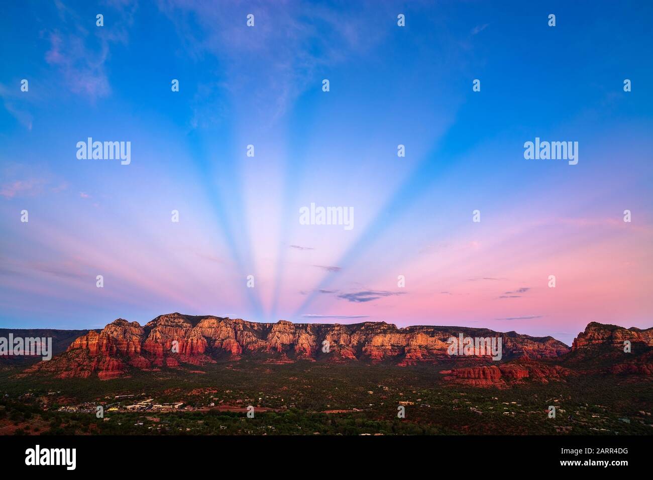 Antirepuskuläre Strahlen bei Sonnenuntergang über den roten Felsen in Sedona, Arizona, USA Stockfoto