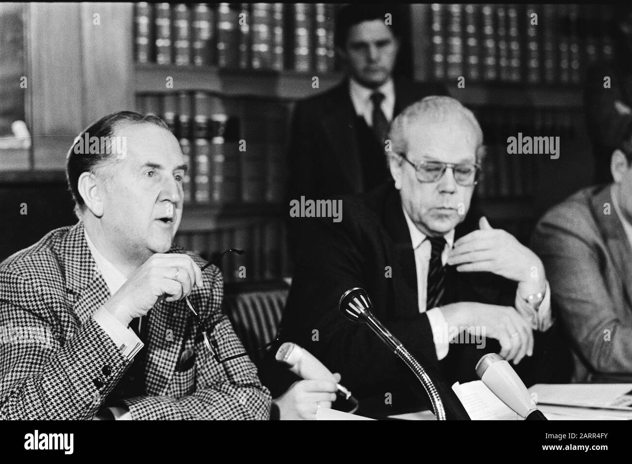 VNO Chairman van Veen bietet eine erste Kopie des VNO-Notizen-Dossiers über Angebot und Nachfrage auf dem Arbeitsmarkt an Min. An. Albeda van SOZA VNO Vorsitzender von Veen (l) und Minister Albeda (Soziales) Datum: 14. November 1979 Stichwörter: Dokumente, Minister, Präsentationen, Vorsitzende Personenname: Albeda, Wil, Veen, Chris van Institutionname: Sozialministerium, VNO Stockfoto