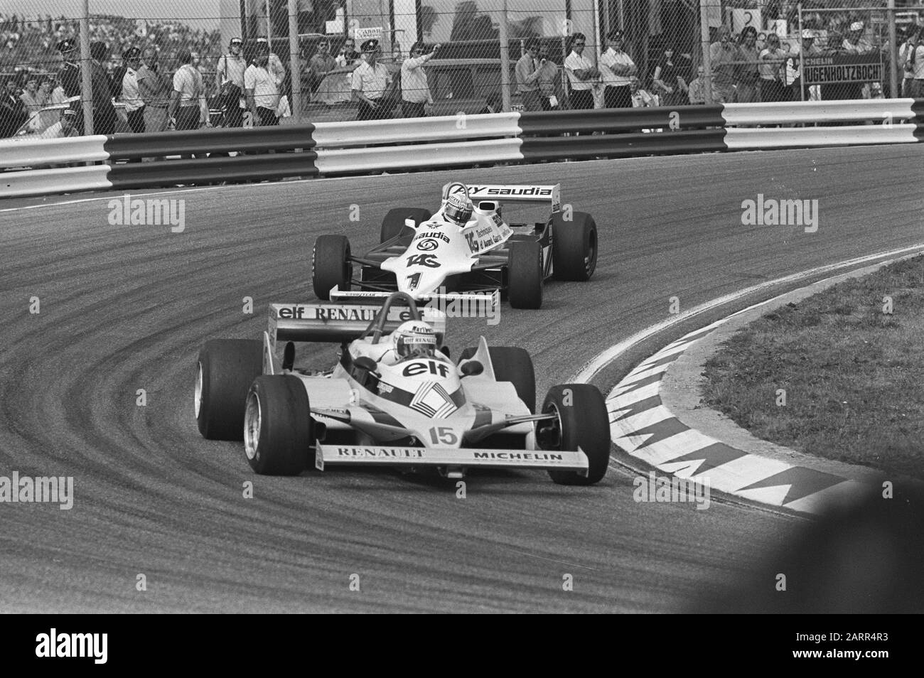 "Der französische Rennfahrer Alain Prost (Nr. 15) Fahren eines Renault F.1-Wagens, gefolgt von dem amtierenden F.1-Weltmeister Alan Jones aus Australien, der 1981 einen Williams-Ford-Wagen beim großen Preis von Holland in Zandvoord, Niederlande, fuhr und schließlich von Prost gewonnen wurde. Stockfoto