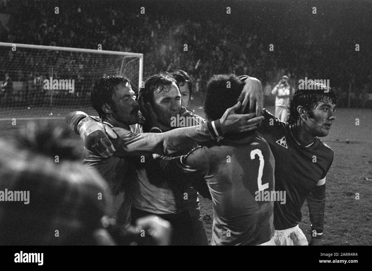 "Français : joueurs de l'fr:AS Saint-Etienne en train de se féliciter en 1976Nederlands: Collectie / Archef : Fotocollectie Anefo Reportage / Serie : [ onbekend ] Beschrijving : PSV tegen St. Etienne 0-0 (Europacup-I); vreugde bij bij an St. Annovir (Currenne) 2e Duell 1/8 Finale Europacup I Datum: 3. november 1976 Locatie: Eindhoven Trefwoorden : Sport, voetbal, voetbal Instellingsnaam: PSV Fotograaf: Verhoeff, Bert / Anefo Auteursrechtslebende: Nationaal Archef Materiaalsoort: Negatief (z01.05. Stockfoto