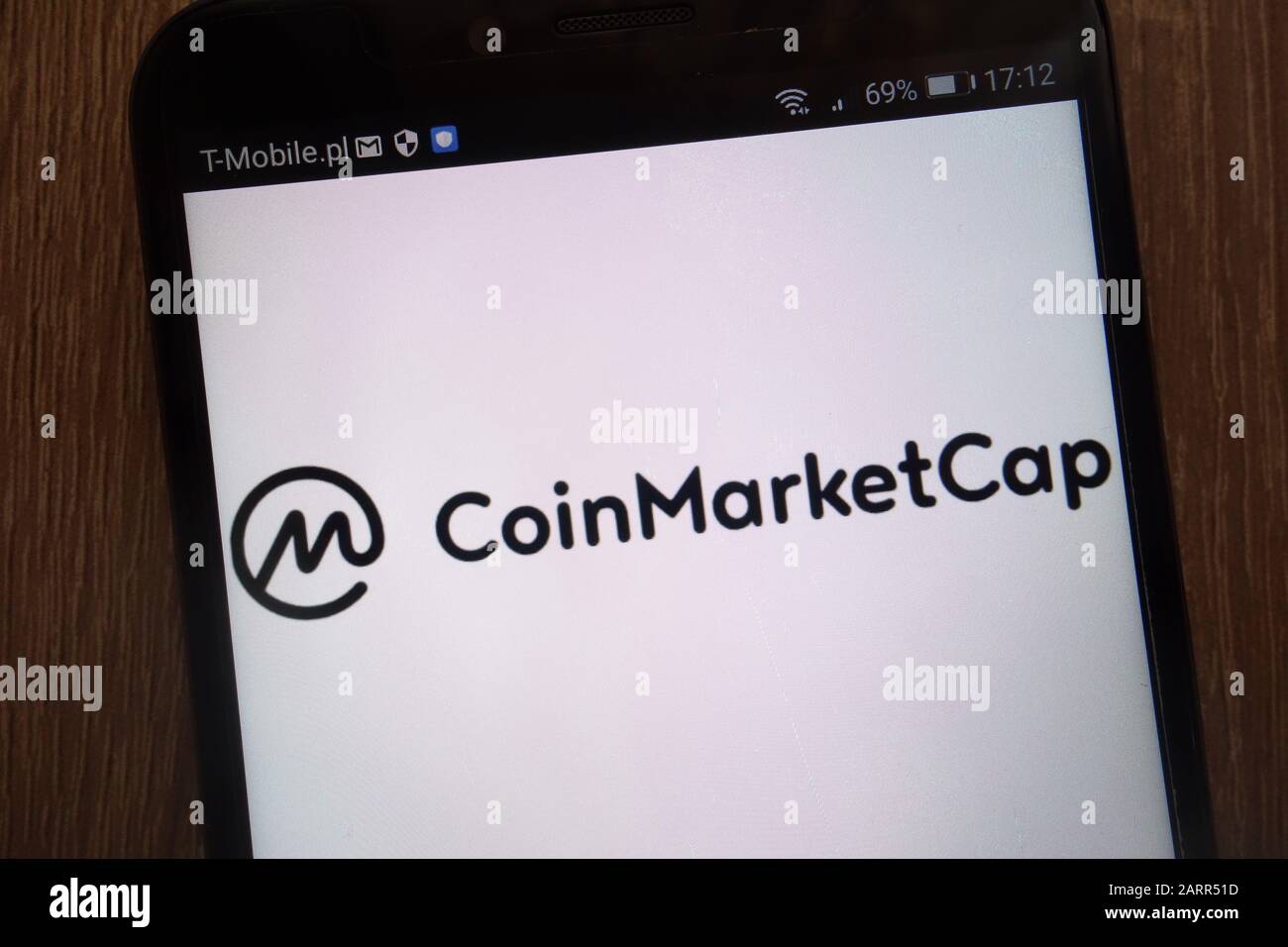 Das CoinMarketCap Logo wird auf einem modernen Smartphone angezeigt Stockfoto