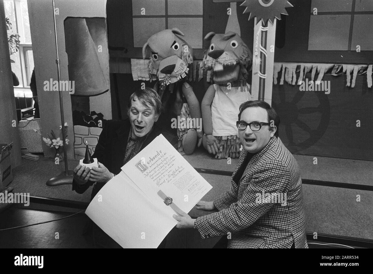 Kongress der gemeinsamen Fachbereiche berufliche Bildung des Allgemeinen Preises der Wasserpomptang-Trophäe an Ger Smit (l) und Frans van Dusschoten (r) in ihrer Rolle von Ed und Willem Bever [vom Fabeltjeskrant] für die Art und Weise, wie sie auf den Wert der Berufsausbildung aufmerksam machen Annotation: Das Evert Kupersoord ist das aktuelle Hotel Tulip Inn Amersfoort Datum: 2. april 1971 Ort: Amersfoort, Utrechter (Provinz) Schlüsselwörter: Meetings, Gewerkschaften persönlicher Name: Dusschoten, Französisch von, Smit, Ger Institutionname: ABOP Stockfoto