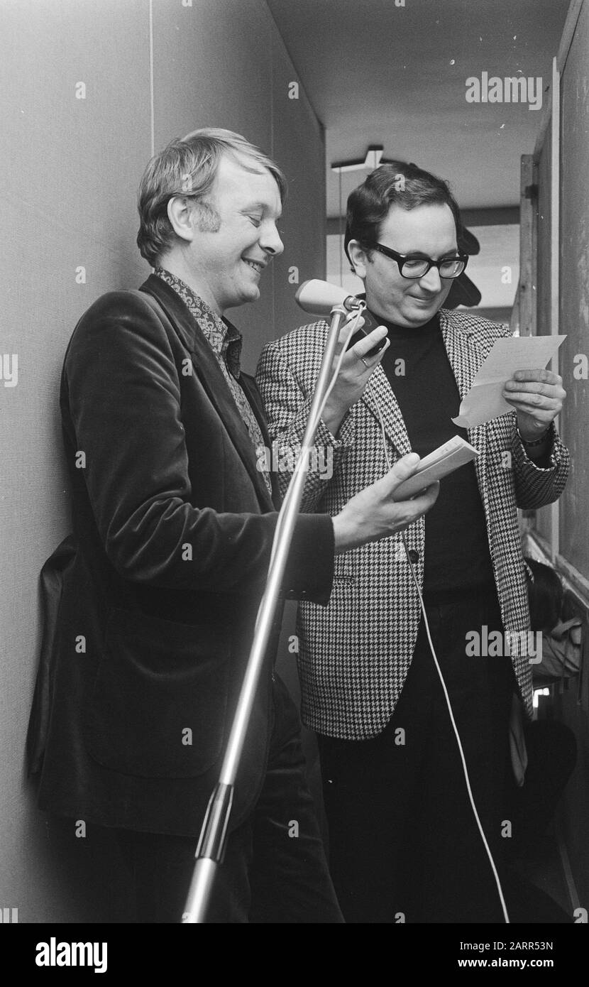 Kongress der gemeinsamen Fachbereiche berufliche Bildung des Allgemeinen Preises der Wasserpomptang-Trophäe an Ger Smit (l) und Frans van Dusschoten (r) in ihrer Rolle von Ed und Willem Bever [vom Fabeltjeskrant] für die Art und Weise, wie sie auf den Wert der Berufsausbildung aufmerksam machen Annotation: Das Evert Kupersoord ist das aktuelle Hotel Tulip Inn Amersfoort Datum: 2. april 1971 Ort: Amersfoort, Utrechter (Provinz) Schlüsselwörter: Meetings, Gewerkschaften persönlicher Name: Dusschoten, Französisch von, Smit, Ger Institutionname: ABOP Stockfoto