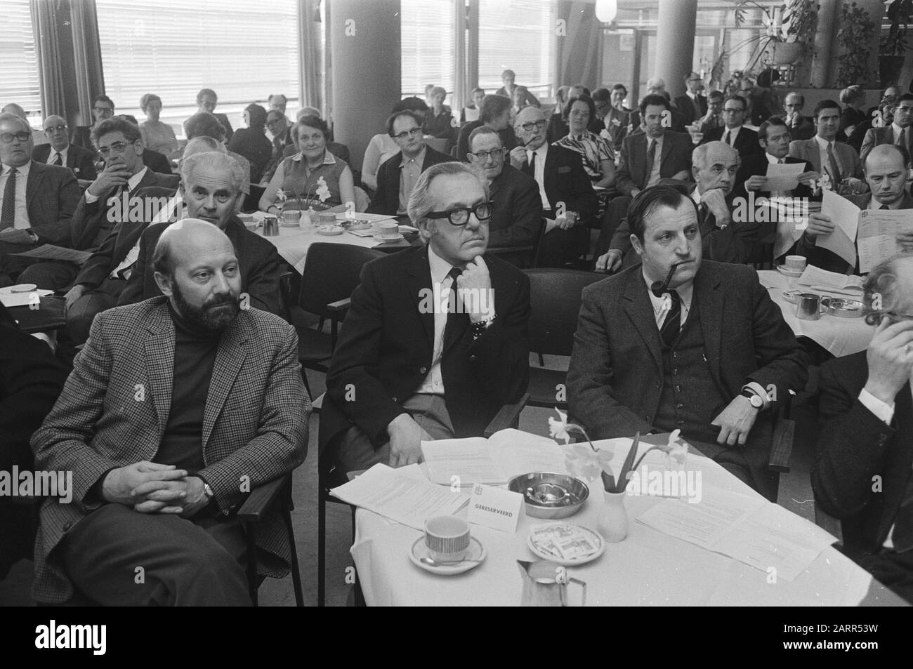 Kongress der gemeinsamen Fachbereiche berufliche Bildung des Allgemeinen Preises der Wasserpomptang-Trophäe an Ger Smit (l) und Frans van Dusschoten (r) in ihrer Rolle von Ed und Willem Bever [vom Fabeltjeskrant] für die Art und Weise, wie diese auf den Wert der Berufsausbildung aufmerksam machen Annotation: Das Evert Kupersoord ist das aktuelle Hotel Tulip Inn Amersfoort Datum: 2. april 1971 Ort: Amersfoort, Utrechter (Provinz) Schlüsselwörter: Meetings, Unions Institutionname: ABOP Stockfoto