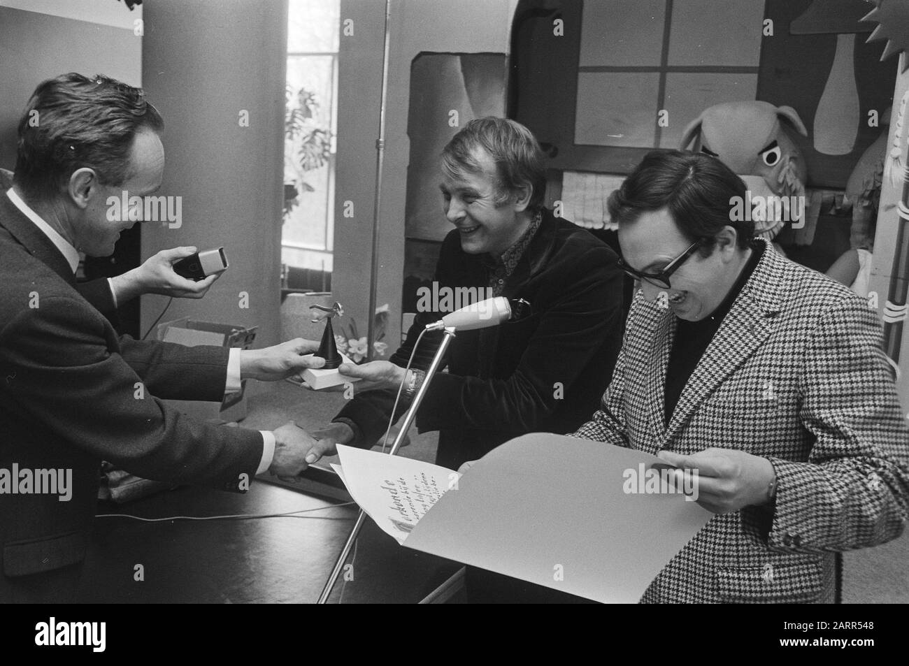 Kongress der gemeinsamen Fachbereiche berufliche Bildung des Allgemeinen Preises der Wasserpomptang-Trophäe an Ger Smit (l) und Frans van Dusschoten (r) in ihrer Rolle von Ed und Willem Bever [vom Fabeltjeskrant] für die Art und Weise, wie sie auf den Wert der Berufsausbildung aufmerksam machen Annotation: Das Evert Kupersoord ist das aktuelle Hotel Tulip Inn Amersfoort Datum: 2. april 1971 Ort: Amersfoort, Utrechter (Provinz) Schlüsselwörter: Meetings, Gewerkschaften persönlicher Name: Dusschoten, Französisch von, Smit, Ger Institutionname: ABOP Stockfoto