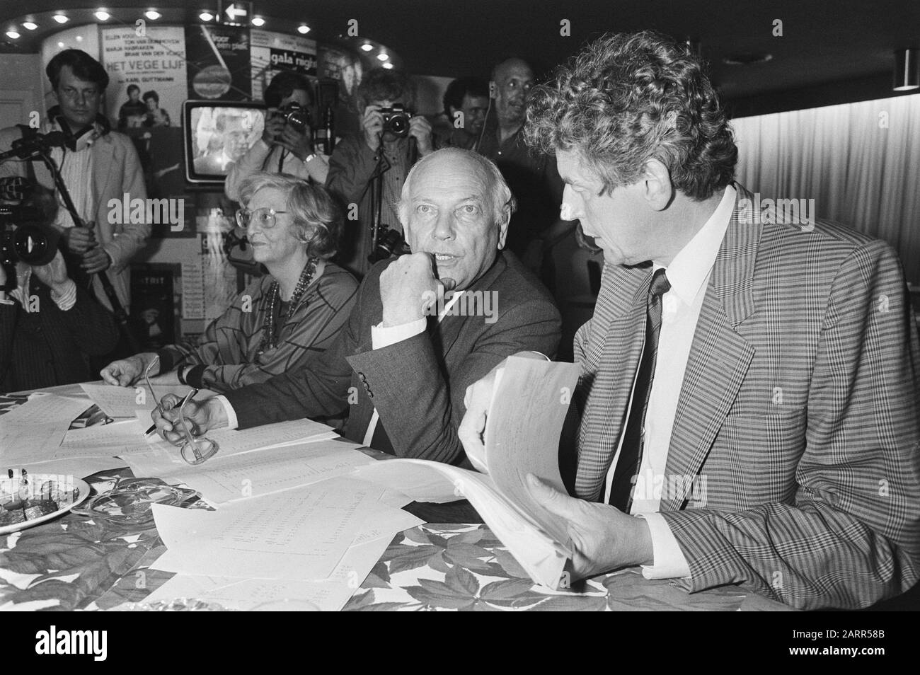 Ergebnisse: Den Uyl (m) und Kok (r) diskutieren die Ergebnisse, links Liesbeth den Uyl Datum: 21. Mai 1986 Stichwörter: Ergebnisse Personenname: Uyl, Joop den, Uyl, Liesbeth den Stockfoto