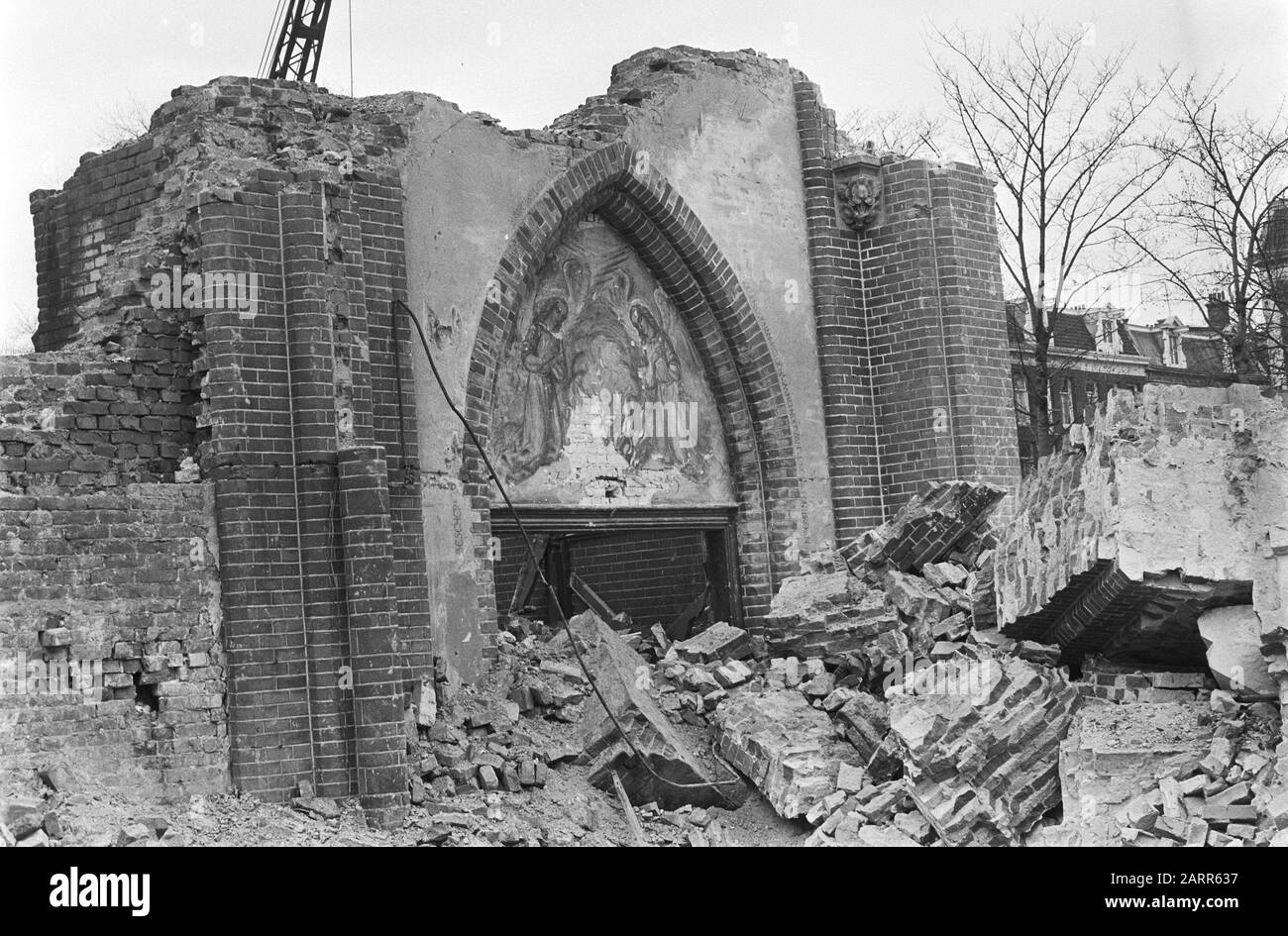 Abriss der Sint Willibrorduskerk in De Pijp in Amsterdam Überbleibsel einer bemalten Wandbeschriftung: Die St. Willibrordus Kirche war ein Entwurf des Architekten Pierre Cuypers Datum: 9. März 1971 Standort: Amsterdam, Noord-Holland Schlüsselwörter: Abriss, Kirchen, Wandbilder Stockfoto