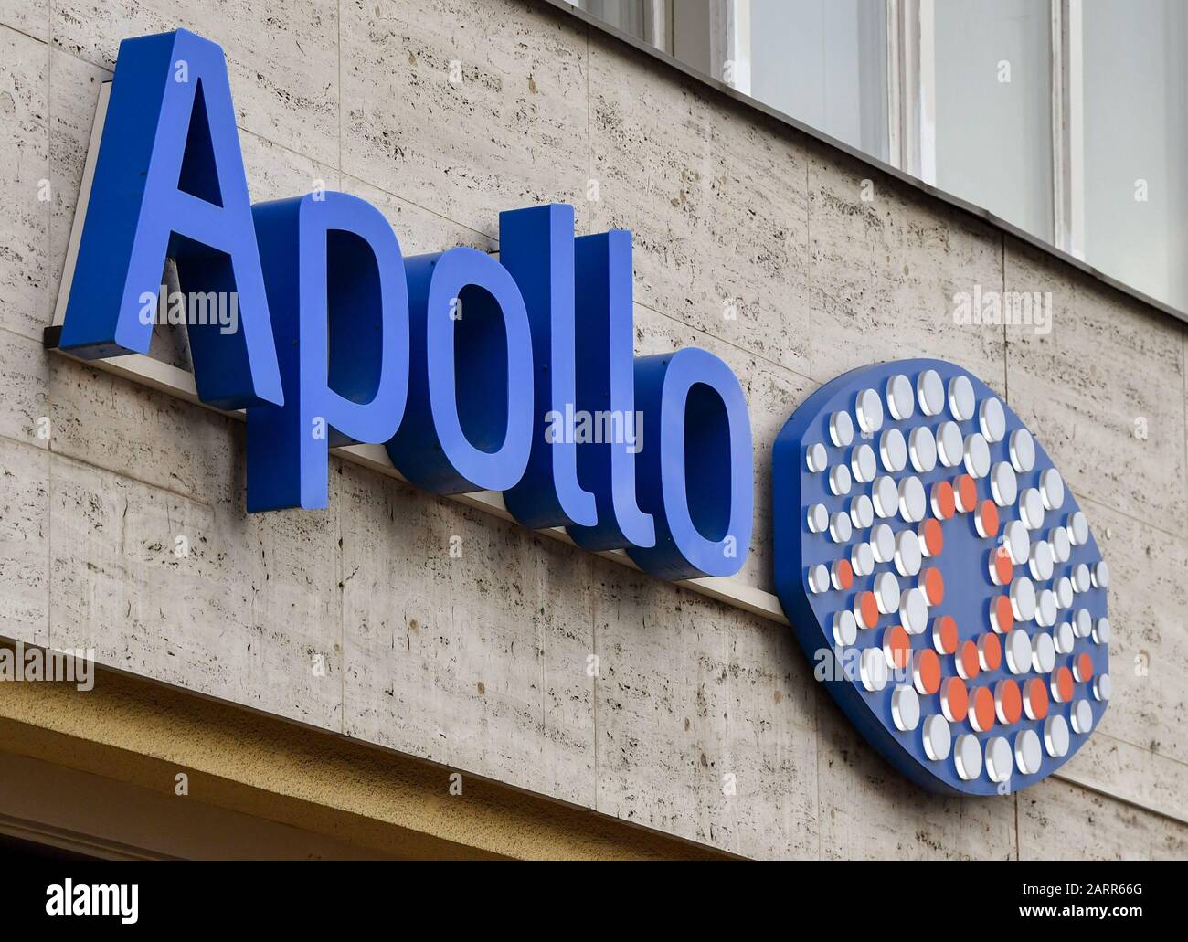 Berlin, Deutschland. Januar 2020. Der Schriftzug und das Logo "Apollo" befinden sich über dem Eingang zu einer Filiale des Optikers in der Tauentzienstraße. Kredit: Jens Kalaene / dpa-Zentralbild / ZB / dpa / Alamy Live News Stockfoto