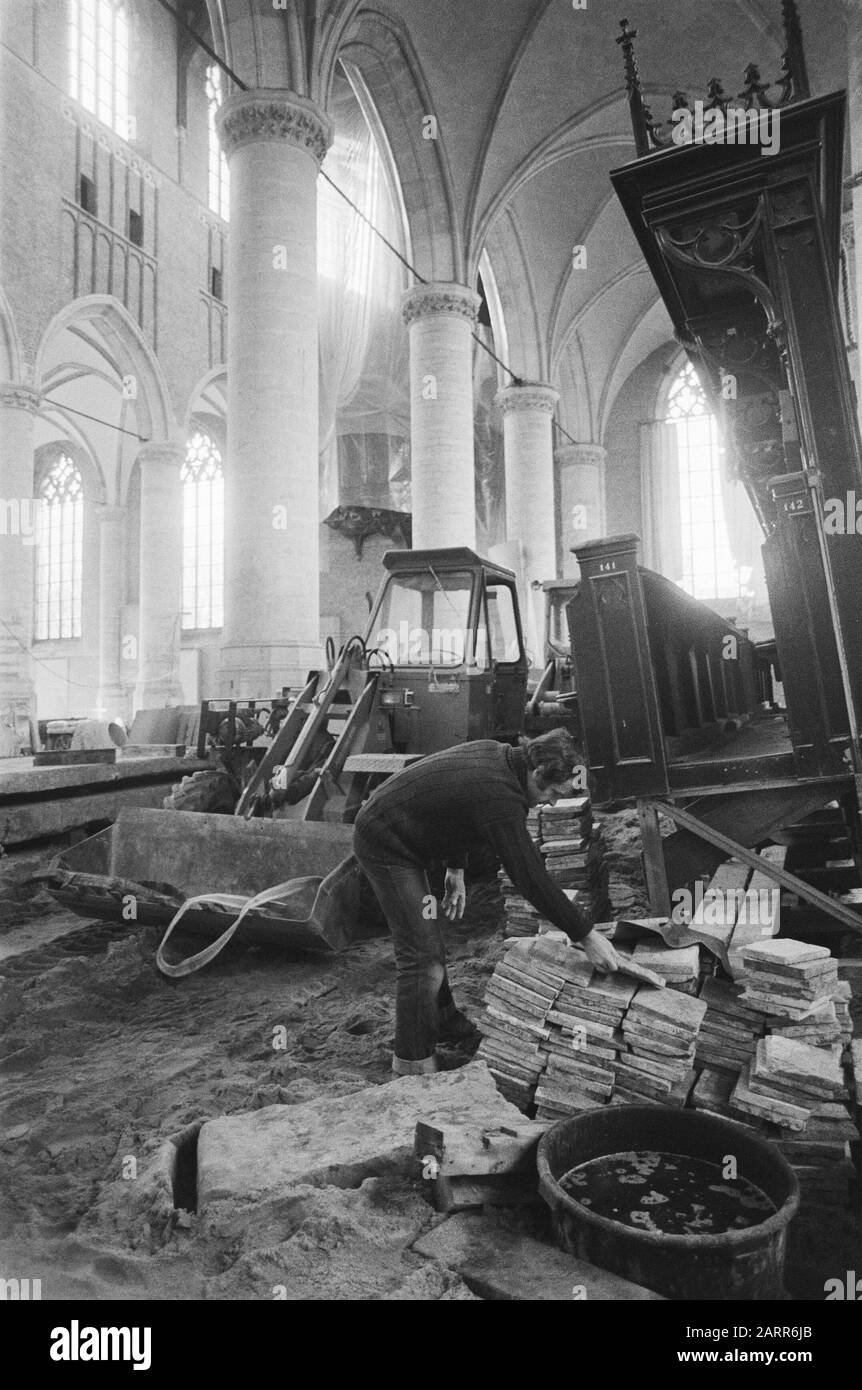 Wiederherstellung von Pieterskerk in Leiden, das im 5. Jahrhundert erbaut wurde, Arbeit in der Kirche Datum: 17. März 1981 Standort: Leiden, Zuid-Holland Schlüsselwörter: Kirchen, Restaurierungen Institutionenname: Pieterskerk Stockfoto
