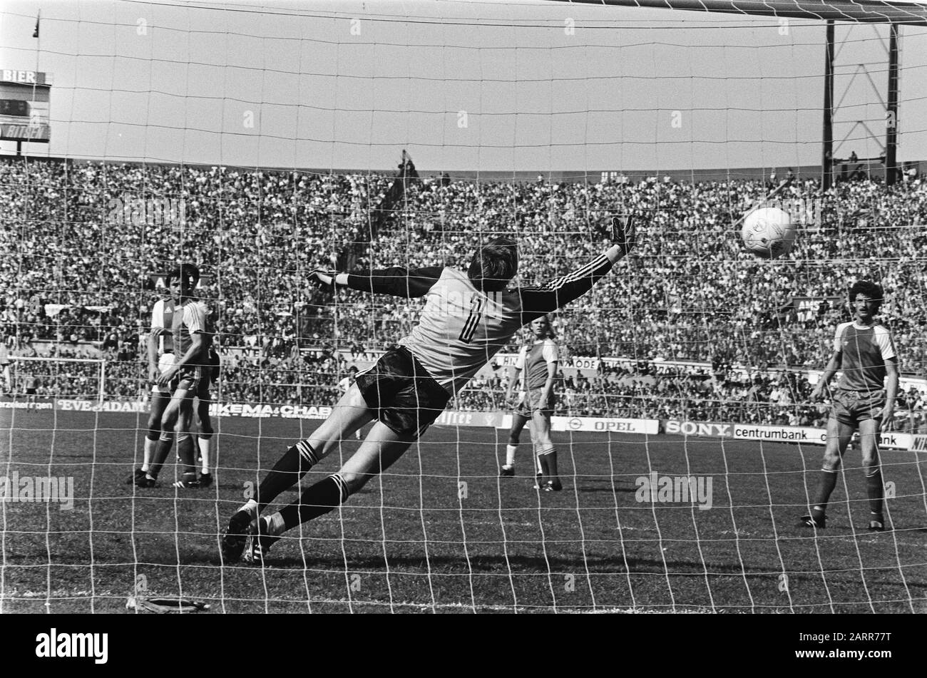 Fußball-Ajax gegen PSV 3-0 PSV-Torhüter taucht vergeblich nach Lerbys Balldatum: 18. April 1982 Schlagwörter: Sport, Fußball Personenname: Lerby, Sören Stockfoto