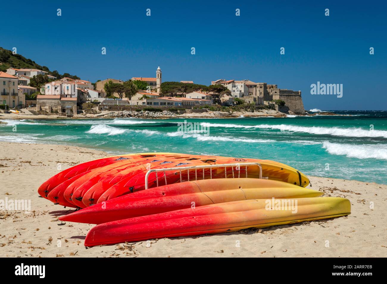 Kajaks zu vermieten am Strand am Mittelmeer in Algajola, Region Balagne, Haute-Corse, Korsika, Frankreich Stockfoto