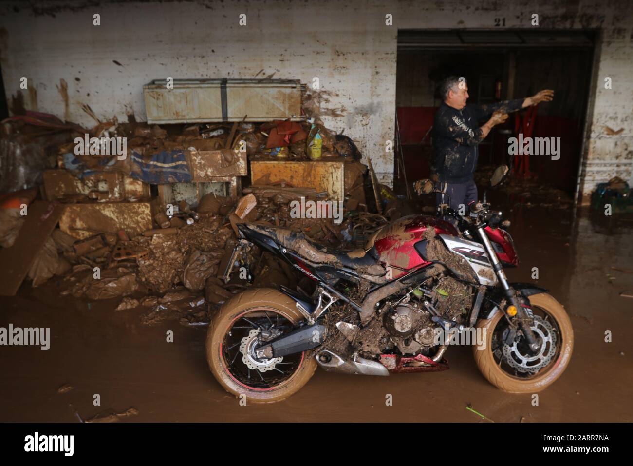 Málaga, Spanien. Januar 2020. 29. Januar 2020: 29. Januar 2020 (Campanillas, Málaga) Ministerin Maria Jose Montero besucht den Boden Null der Überschwemmung im Gebiet von Campanillas, wo sie mehr als 200 Einwohnern, die noch keinen Strom, kein Auto haben, erheblichen Sachschaden hinterlassen hat. Kein Wasser und keine Kleidung, um ihrem Alltag zu folgen. Kredit: Zuma Press, Inc./Alamy Live News Stockfoto