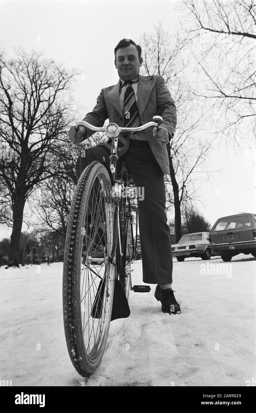 Fahrradhändler Van Vliet aus Hoorn mit Fahrradschneekette Datum: 30. januar 1979 Standort: Hoorn, Noord-Holland Schlagwörter: Händler, Fahrräder persönlicher Name: Van Vliet Stockfoto