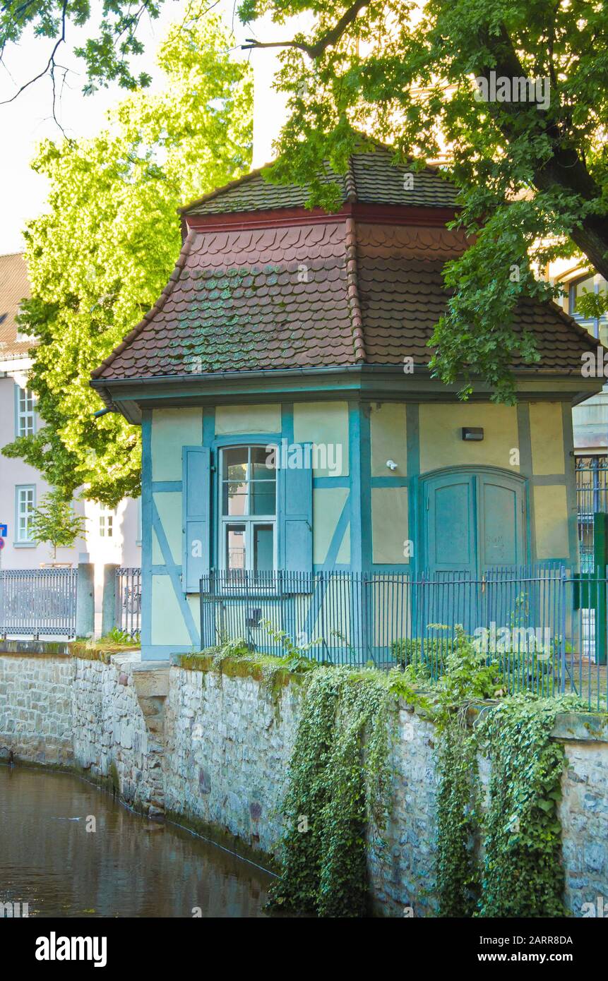 Ein historisches, uraltes, kleines Haus/Pavillon des Rahmens in Europa