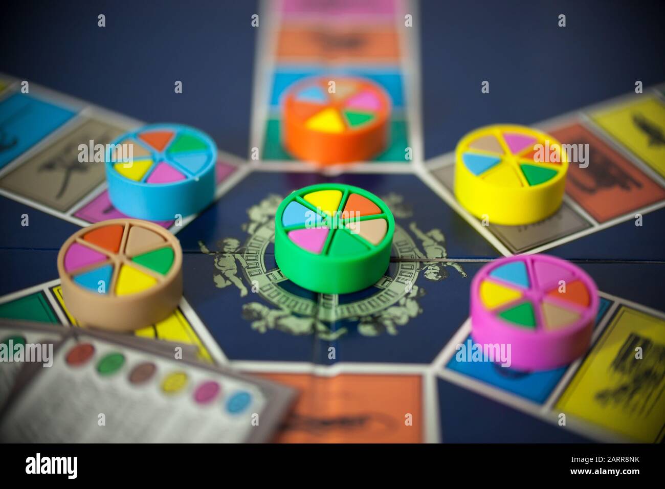 Woodbridge, NEW JERSEY/USA - 28. Januar 2020: Eine 80er-Ausgabe des beliebten Familienbrettspiels Trivial Pursuit ist abgebildet Stockfoto