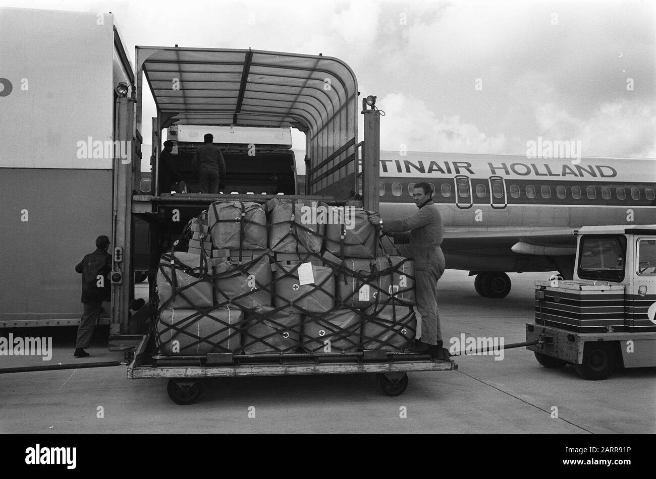 Rotes Kreuz sendet Hilfsgüter an erdbebenbetroffene Gebiete in der Türkei. Ware wird geladen Schiphol Datum: 31. März 1970 Standort: Noord-Holland, Schiphol Schlüsselwörter: Erleichterung, Flugzeug, Flughäfen Name Der Einrichtung: Rotes Kreuz Stockfoto