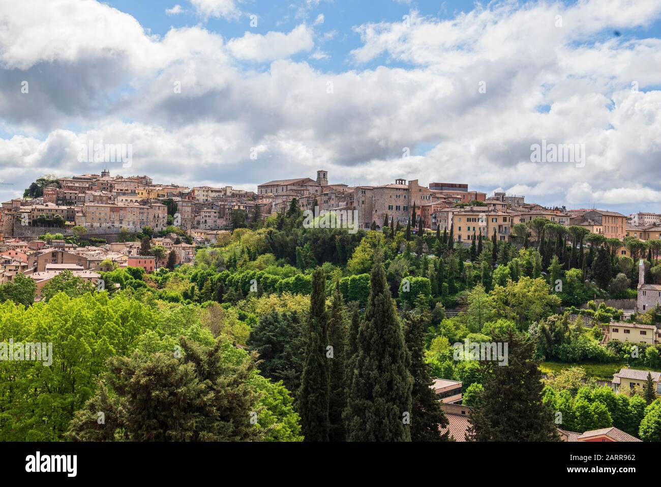 Panorama von Perugia, Umbrien, Italien. Panoramafoto der Stadt Perugia, die auf einem kleinen Hügel inmitten von Grün steht. Stockfoto