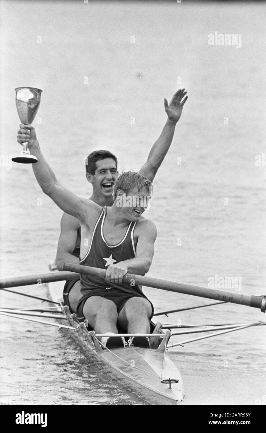 Ruder-Waldbahn-Regatta. Elste Two Without Won by Americans Johnson and Hou with Cup Date: 28 July 1968 Location: Amsterdam, Amsterdamse Bos, Bosbaan, Noord-Holland Keywords: ROOEN Personal Name: John Stockfoto