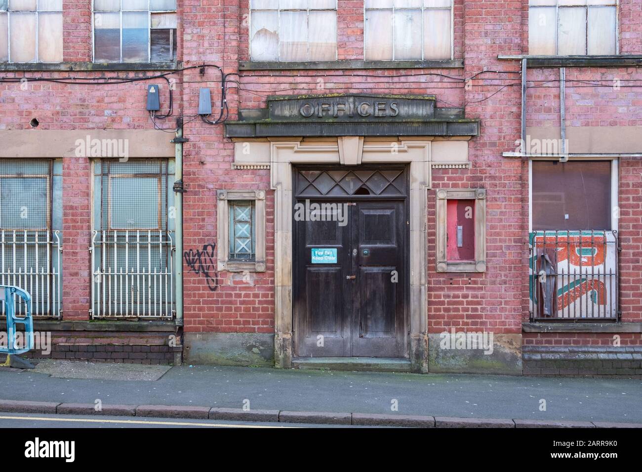 Eingang zum Alten Fabrikgebäude in der New Bartholomew Street, Digbeth, Birmingham, Großbritannien Stockfoto