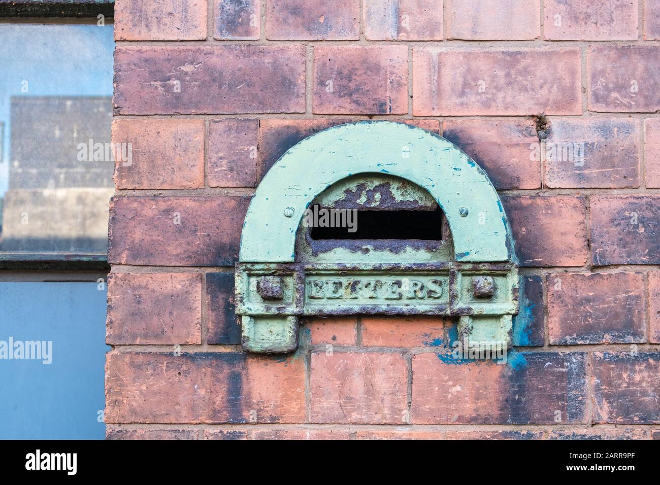 Kleiner Briefkasten in der Wand des Alten Fabrikgebäudes in der New Bartholomew Street, Digbeth, Birmingham, Großbritannien Stockfoto