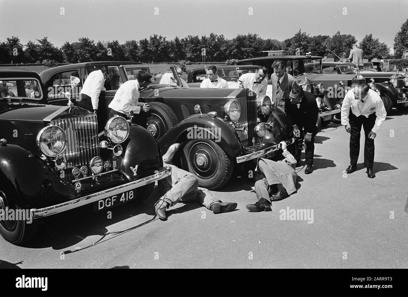 Rolls Royces, der die Baujahre für 1939 besuchte, ein Schatz der Autogeschichte, der viel Interesse weckte Datum: 8. Juni 1964 Schlüsselwörter: Interesse, Besuche Den Namen Der Institution: Rolls Royce: Pot, Harry/Anefo Stockfoto