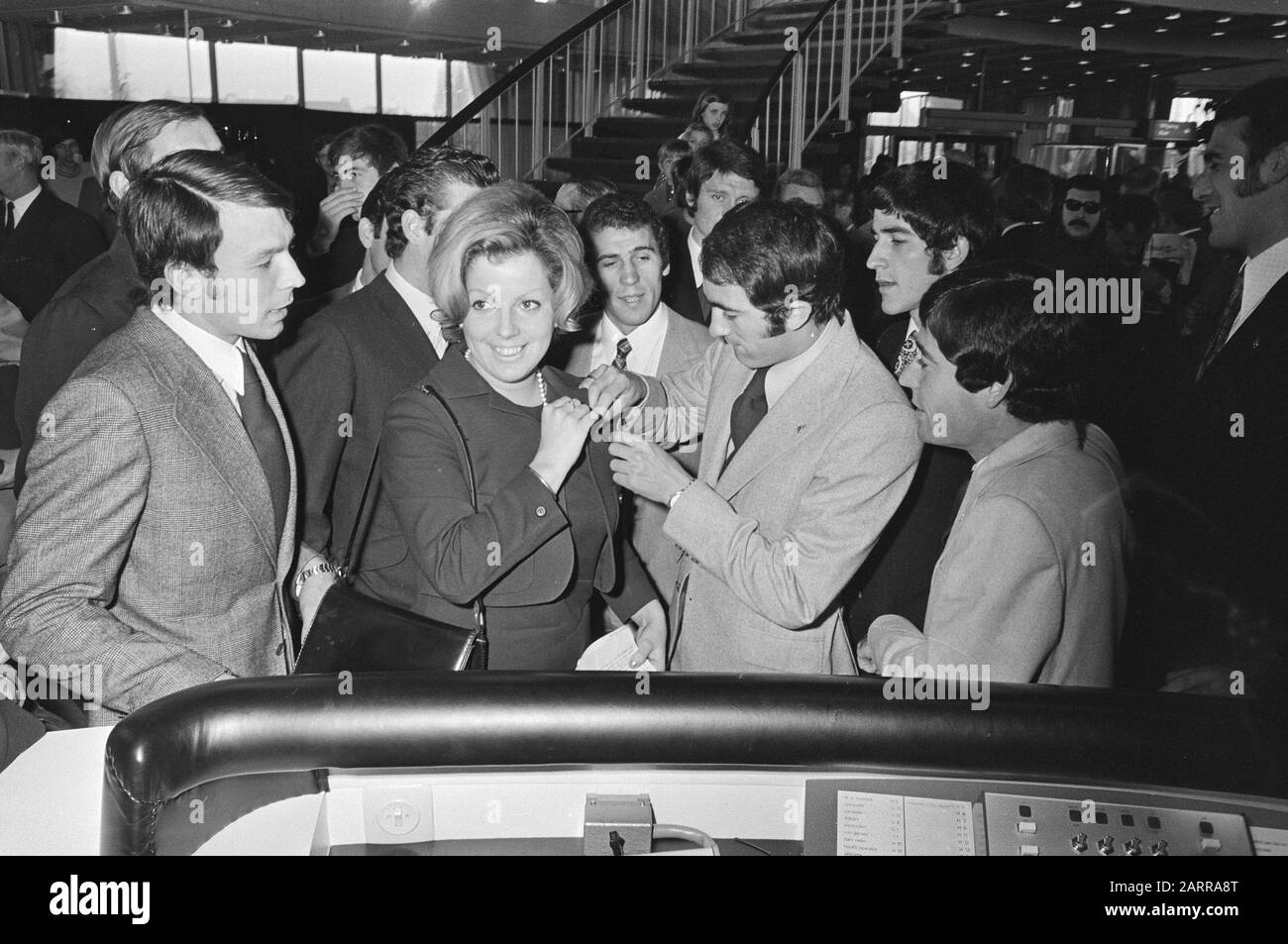 Der Besuch des Real Madrid Teams bei der Evoluon in Eindhoven Tour von Evoluon ist eine Anstecknadel von Real Madrid Annotation: Das Evoluon war von 1966 bis 1989 ein Technikmuseum, seit 1996 ist es ein Kongresszentrum Datum: 13. april 1971 Standort: Eindhoven, Noord-brabant Schlüsselwörter: Museen, Spieler, Sport, Name der Fußballeinrichtung: Evoluon, Real Madrid Stockfoto