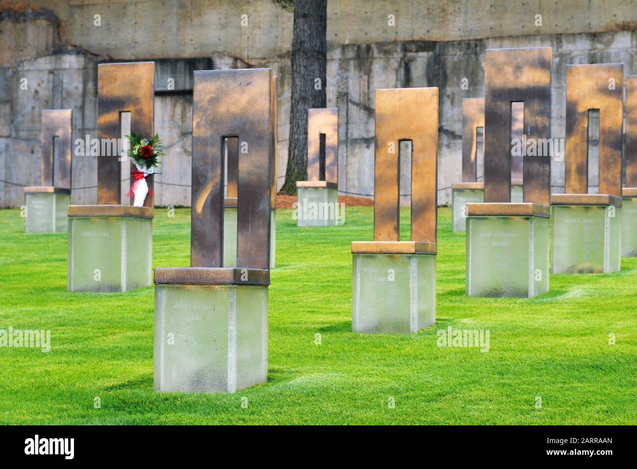 Das Feld mit Leeren Stühlen am Oklahoma City National Memorial, Ort des Bombenanschlags vom 19. April 1995. Jeder Stuhl stellt eines der 168 Opfer dar. Stockfoto