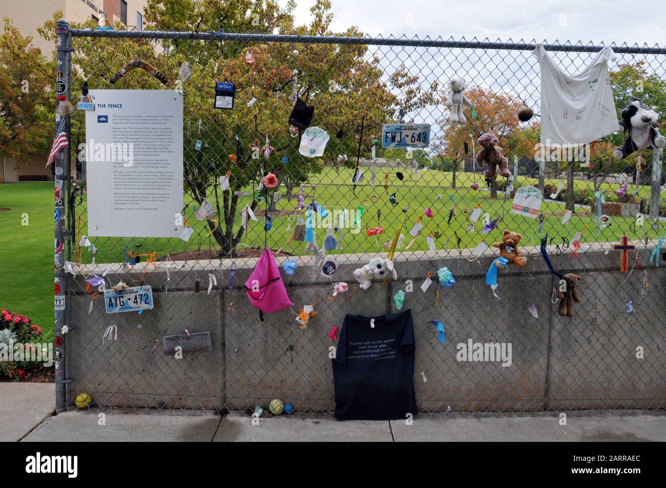 Ein Teil des Zauns, der ursprünglich das Gelände des Bundesbaubombardements von Oklahoma City aus dem Jahr 1995 umschloss, steht heute an der nationalen Gedenkstätte. Stockfoto