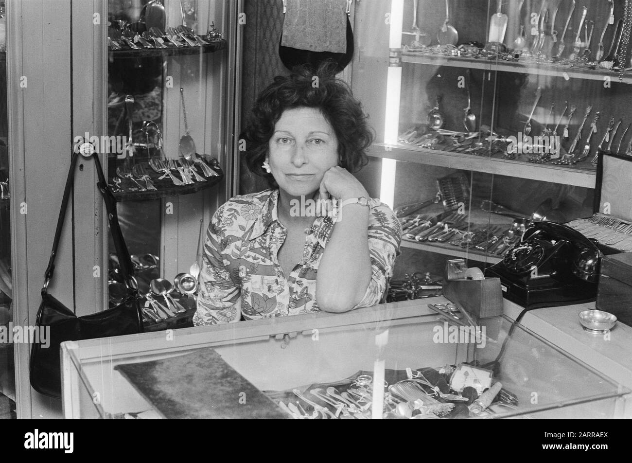 Raub auf Juweliergeschäft in Amsterdam; Inhaberin mrs. Kooker in ihrem Juweliergeschäft Datum: 21. Juni 1974 Ort: Amsterdam, Noord-Holland Schlüsselwörter: Raub persönlicher Name: Koch Stockfoto