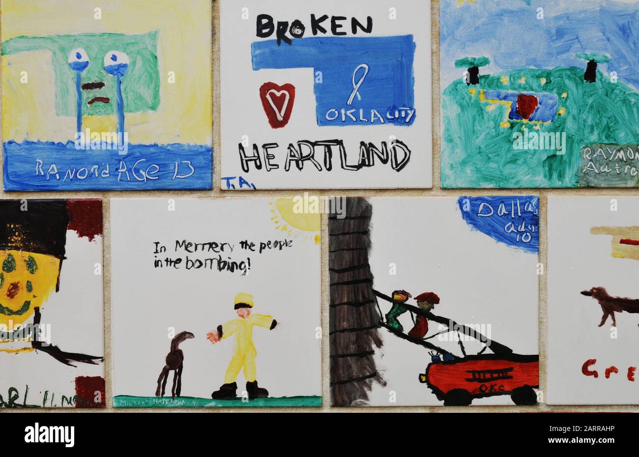 Kacheln, die von Kindern aus ganz Nordamerika nach dem Bombenanschlag vom 19. April 1995 in Oklahoma City gemalt wurden, werden an der nationalen Gedenkstätte ausgestellt. Stockfoto