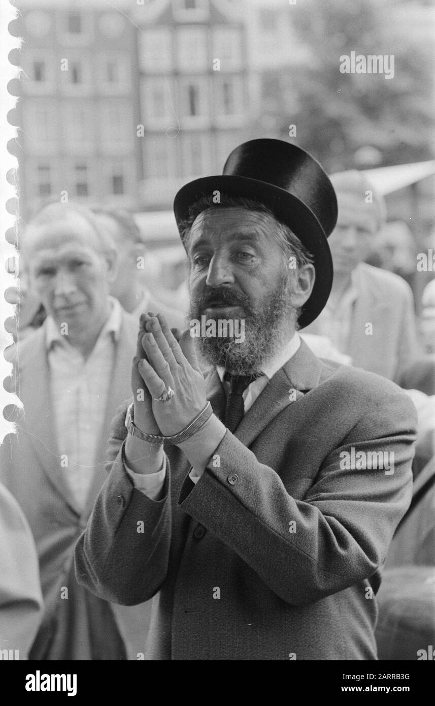 Rotterdamer Standarbeiter R. Koning mit Tochter Amstelveld Datum: 20. Juni 1960 Ort: Amsterdam Schlagwörter: Standarbeiter Personenname: King, R. Stockfoto