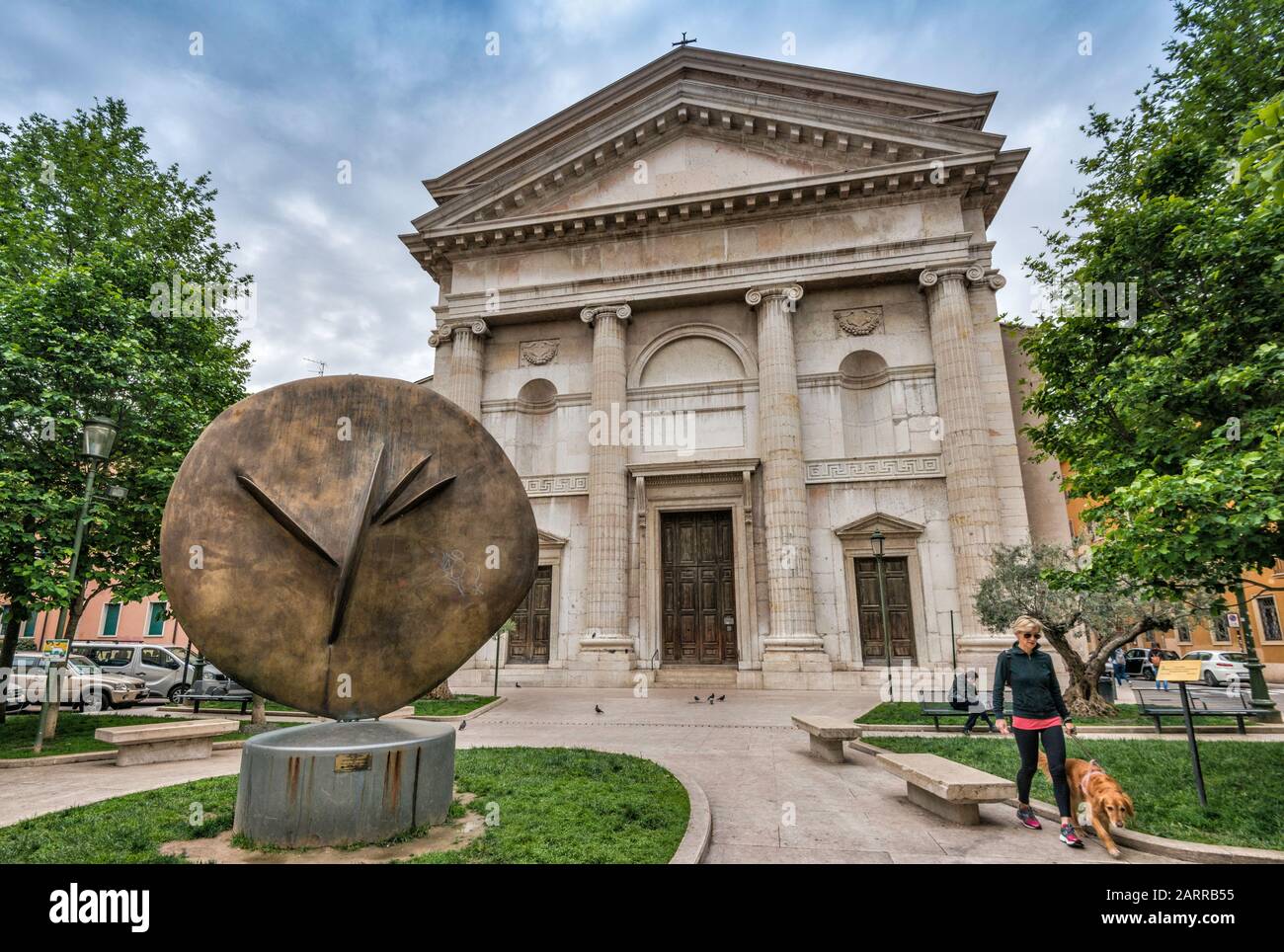 Chiesa di San Nicolo all'Arena (Kirche des Teatini), Baroque, Frutto Oggetto Skulpturen von Gino Bogoni, Piazza San Nicolo, Verona, Veneto, Italien Stockfoto