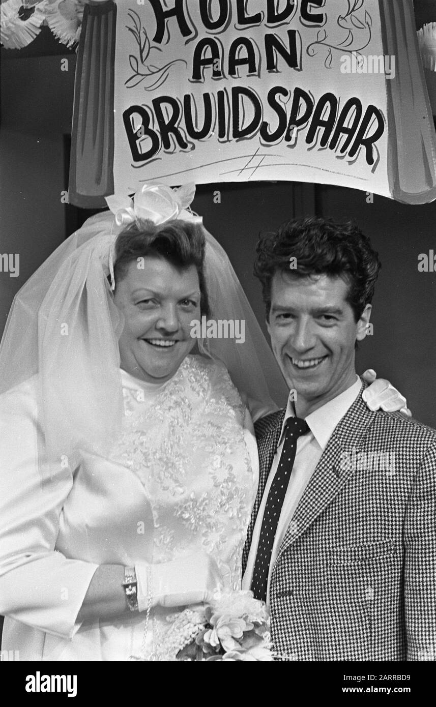 Rudi Carrell zeigen. Tante Leen als Brautpaar Rudi Datum: 3. November 1967 Schlagwörter: Zeigt persönlichen Namen: Carrell, Rudi, Tante Leen Stockfoto