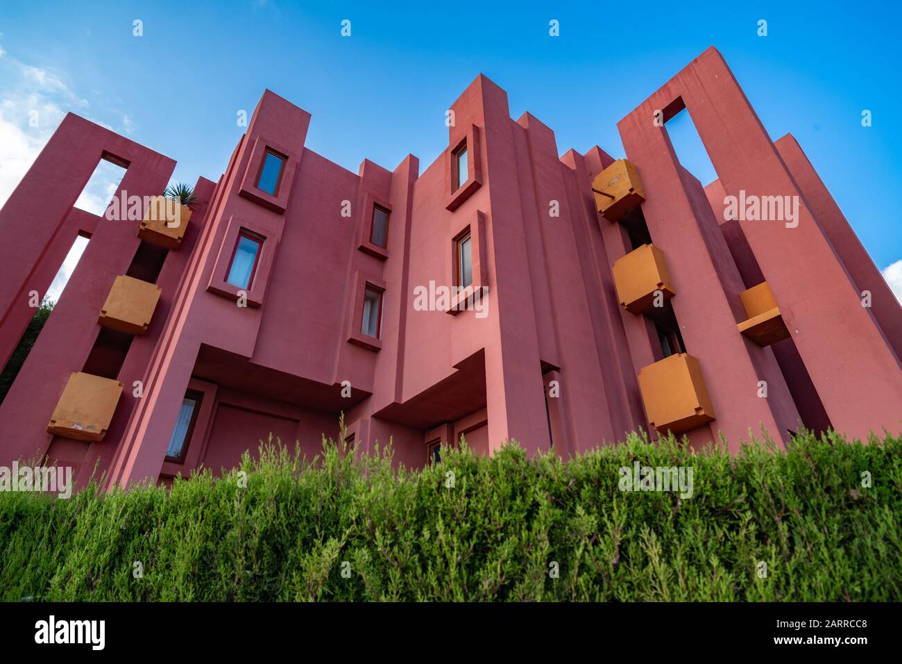 Rote Wände des Gebäudes La Muralla Roja in Calpe, Spanien Stockfoto