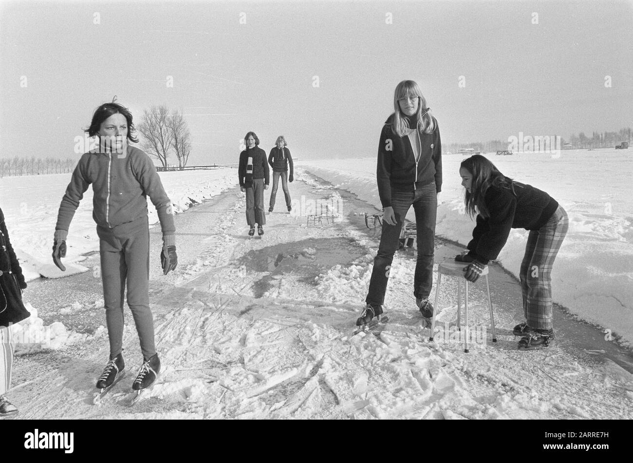 Winterszenen Eisläufer in einer Schneelandschaft Datum: 2. Dezember 1973 Schlagwörter: Schnee, Eis, Skater Stockfoto