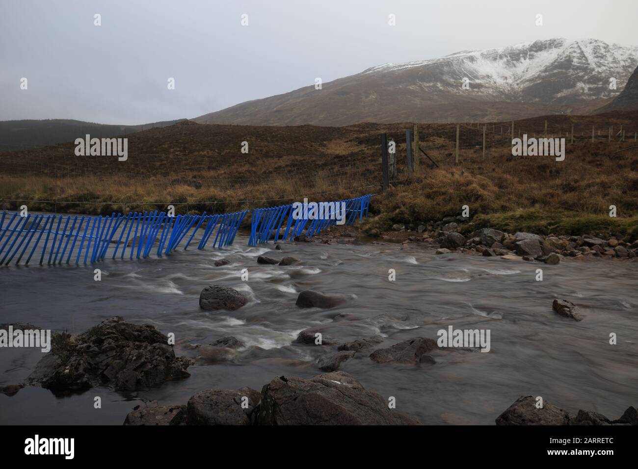 Rehe Zaun über dem Fluss in Sutherland, Highland Scotland Stockfoto